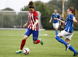 Temporada 2015/2016. Atlético de Madrid Féminas-Oiartzun Ke. María León conduce balón. 