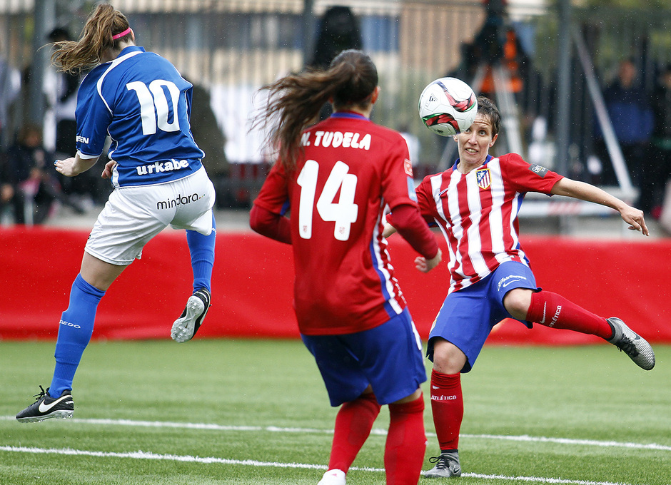 Temporada 2015/2016. Atlético de Madrid Féminas-Oiartzun Ke. Sonia remata a puerta. 