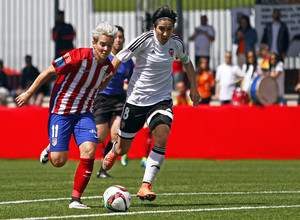 Temporada 2015/2016. Atlético de Madrid Féminas - Valencia CF. Priscila lucha un balón. 