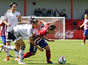 Temporada 2015/2016. Atlético de Madrid Féminas - Valencia CF. Sonia lucha un balón. 