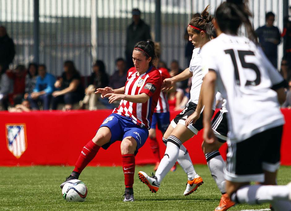 Temporada 2015/2016. Atlético de Madrid Féminas - Valencia CF. Silvia Meseguer controla un balón. 