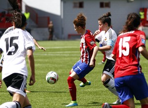 Temporada 2015/2016. Atlético de Madrid Féminas - Valencia CF. Esther González rodeada de rivales.