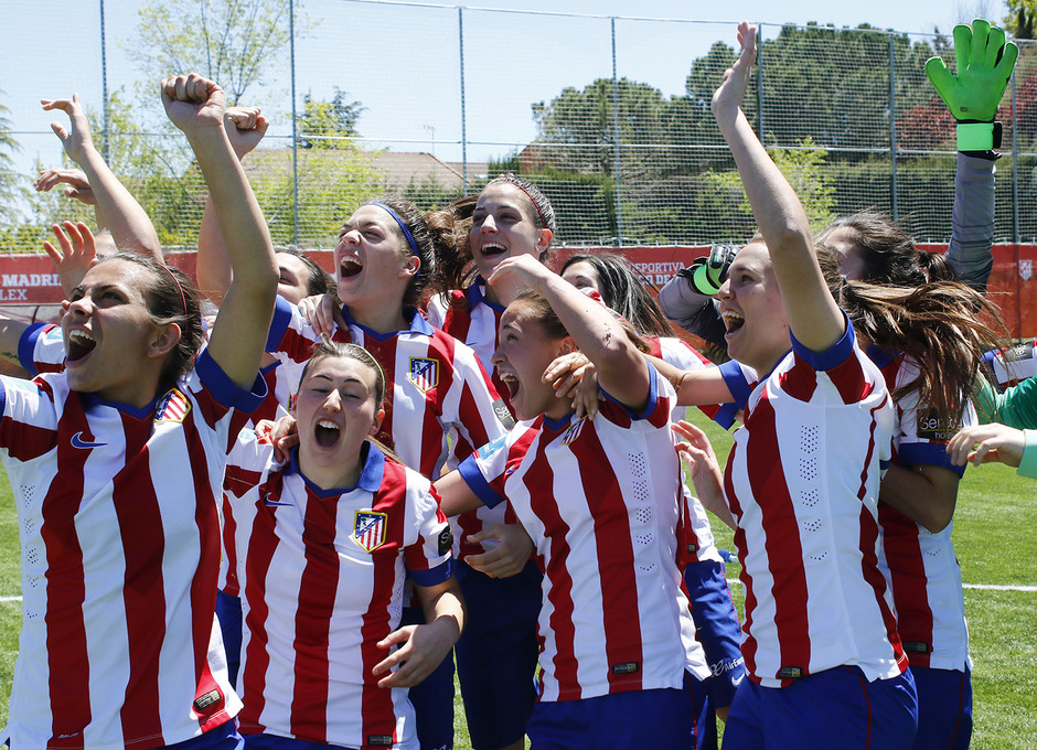 Temporada 15/16. El Atlético Féminas B celebra el título de liga.