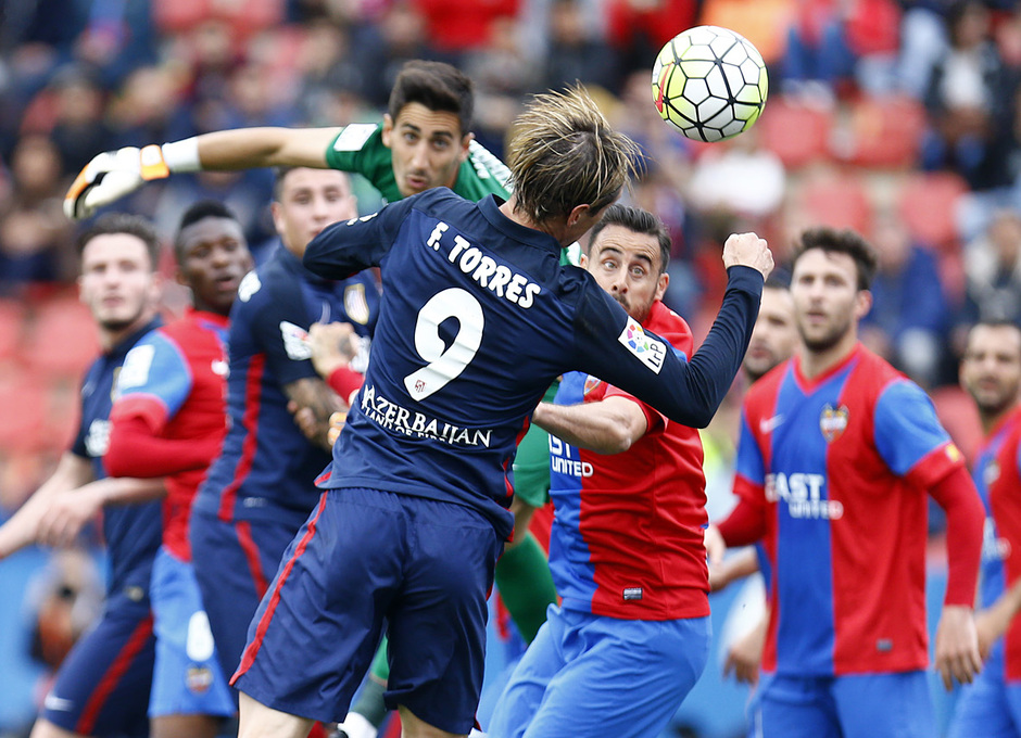 Temporada 15/16. Levante - Atlético. Fernando Torres cabecea un balón