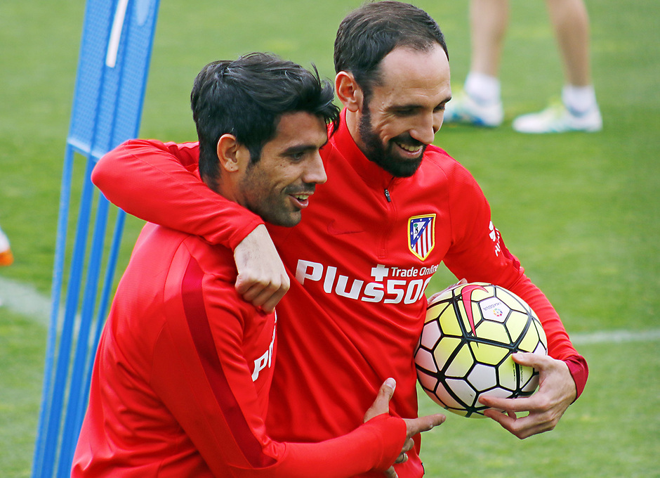 Temporada 15/16. Entrenamiento en la Ciudad Deportiva Wanda Atlético de Madrid. Augusto y Juanfran durante el entrenamiento. (Alberto)