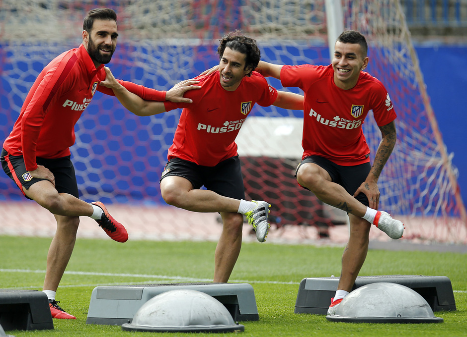 temporada 15/16. Entrenamiento en el Estadio Vicente Calderón. Gámez Tiago y Correa realizando ejercicios durante el entrenamiento
