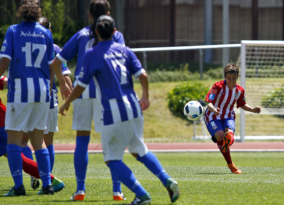 Temporada 2015-2016. Partido de cuartos de final de la Copa de la Reina entre el Atlético de Madrid féminas y Sporting de Huelva. Sonia Bermúdez marca un gol de falta.