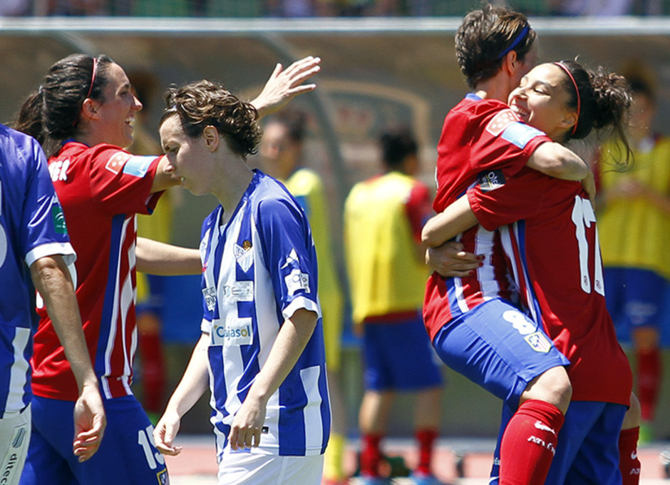 Temporada 2015-2016. Partido de cuartos de final de la Copa de la Reina entre el Atlético de Madrid féminas y Sporting de Huelva. Debora García celebra un gol con sus compañeras.