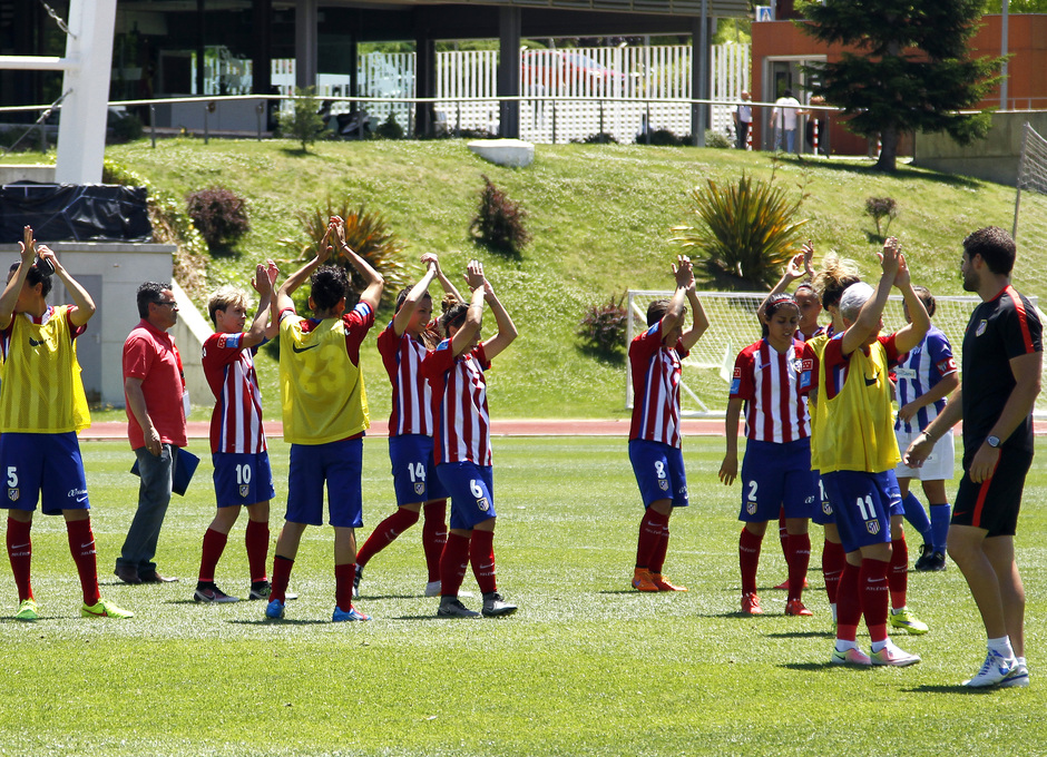 Temporada 2015-2016. Partido de cuartos de final de la Copa de la Reina entre el Atlético de Madrid féminas y Sporting de Huelva. Las jugadoras agradecen a la afición. 