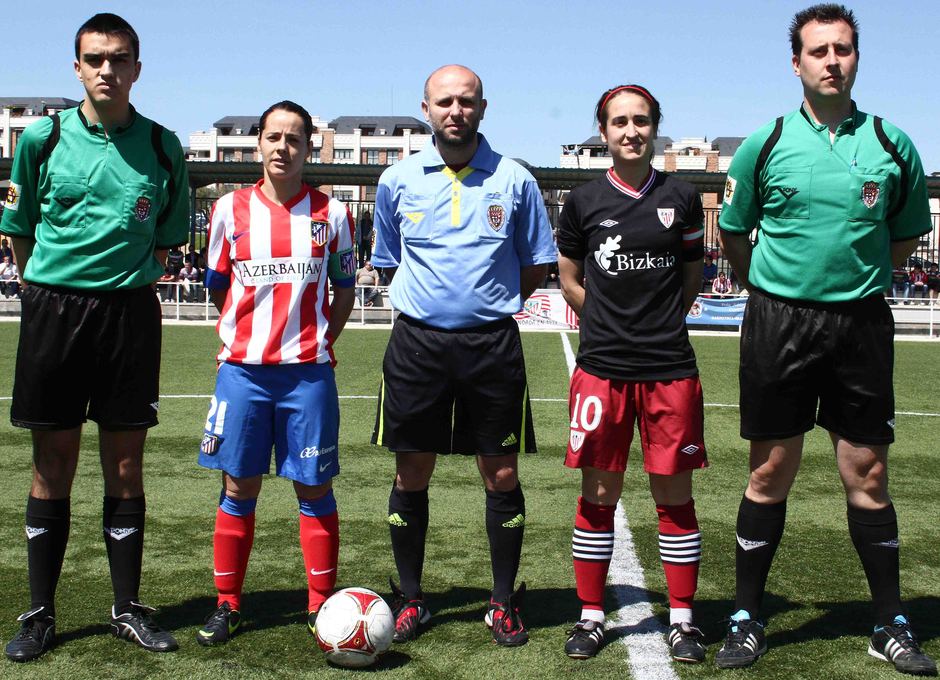Temporada 2012-2013. Las capitanas del Atleti y del Athletic posan con el trío arbitral