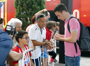 temporada 16/17. Llegada a los Ángeles de San Rafael. Jota con aficionados en la puerta del hotel.