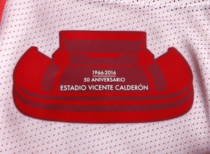 Sello del Vicente Calderón en la primera equipación