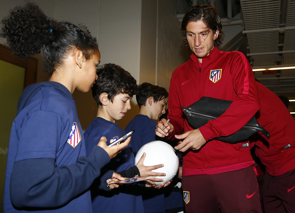 Filipe Luis firma un balón a unos niños del clinic de Melbourne