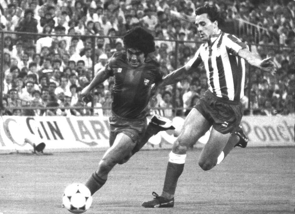 Ruiz disputa un balón con el jugador del Barcelona Diego Armando Maradona en el Vicente Calderón
