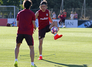 Temporada 16/17. Entrenamiento en la ciudad deportiva Wanda Atletico de Madrid 05_08_2016. Filipe realiza un ejercicio. 