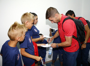 Gabi firma a los niños tras el partido ante el Crotone