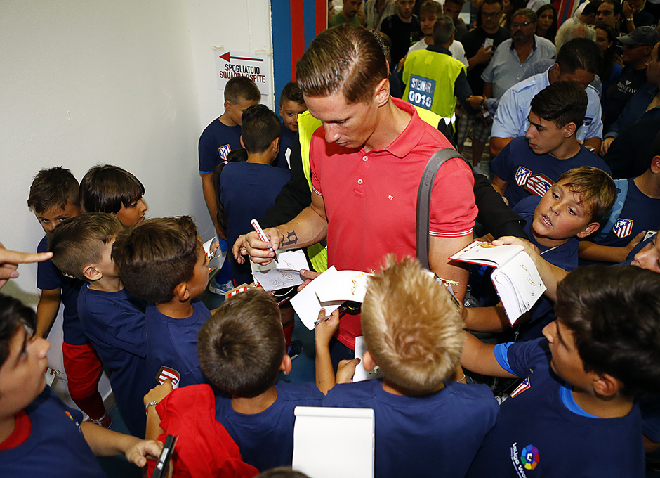 Fernando Torres firma a los niños tras el partido frente al Crotone