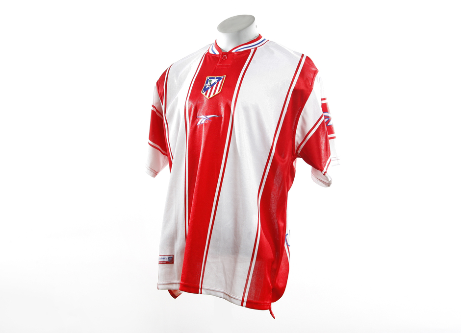 El Atlético de Madrid presentó su camiseta para la temporada 2017
