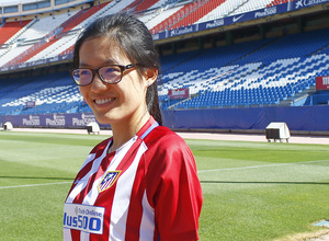 Hou Yifan, campeona del mundo de ajedrez, visitó el entrenamiento del primer equipo y el Estadio Vicente Calderón