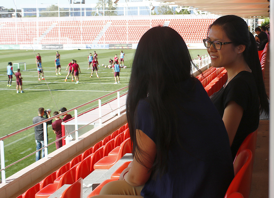 Hou Yifan, campeona del mundo de ajedrez, visitó el entrenamiento del primer equipo y el Estadio Vicente Calderón