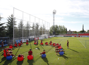 temporada 16/17. Entrenamiento en la ciudad deportiva Wanda. Jugadores realizando ejercicios físicos durante el entrenamiento