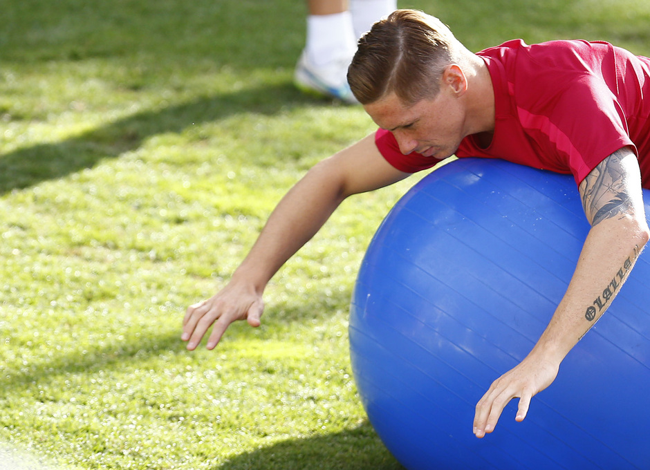 temporada 16/17. Entrenamiento en la ciudad deportiva Wanda. Torres realizando ejercicios físicos durante el entrenamiento