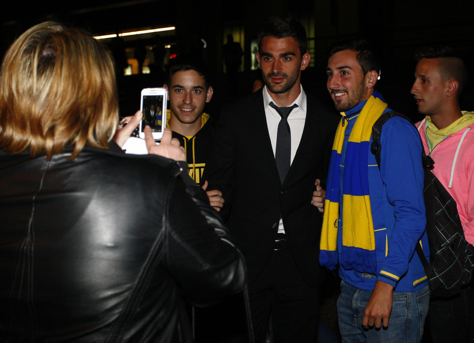 Adrián posa con unos aficionados a la llegada a Santa Justa para el encuentro liguero frente al Sevilla