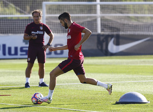 temporada 16/17. Entrenamiento en la ciudad deportiva Wanda. Carrasco golpeando un balón durante el entrenamiento