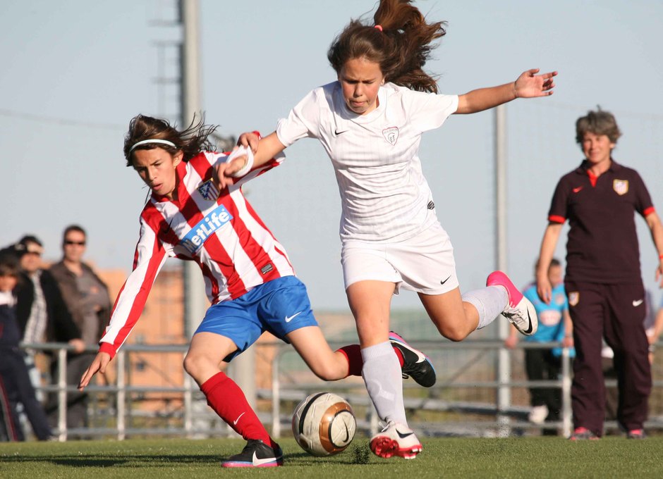 Temporada 2012-2013. Castañón es derribada por una jugadora del Madrid CF Femenino