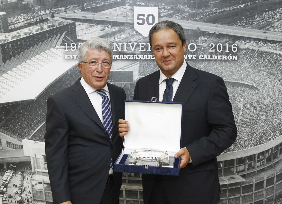 Cerezo entrega la placa conmemorativa del Vicente Calderón al presidente del Deportivo de la Coruña