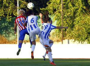 Temporada 2016-2017. Atlético de Madrid Femenino vs Sporting de Huelva. 08-10-2016. Priscila Borja remata de cabeza. 