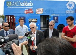 Gabi y Raúl García en el autobús solidario
