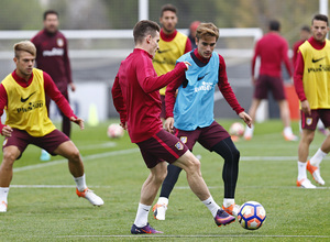 temporada 16/17. Entrenamiento en la ciudad deportiva Wanda. Gameiro y Griezmann durante el entrenamiento