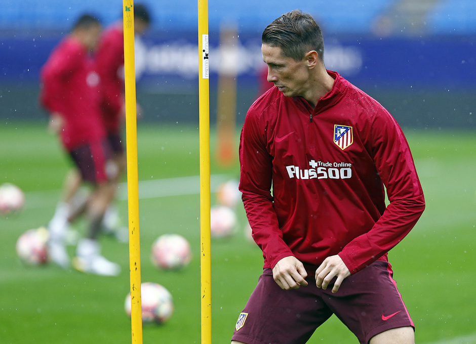 temporada 16/17. Entrenamiento en el estadio Vicente Calderón. Torres durante el entrenamiento
