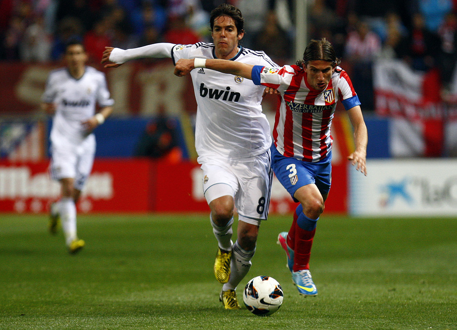 Temporada 12/13. Partido Atlético de Madrid Real Madrid.Filipe luchando un balón con Essien