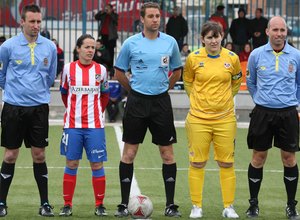 Temporada 2012-2013. Las capitanas del Rayo y Atleti posan con el trío arbitral