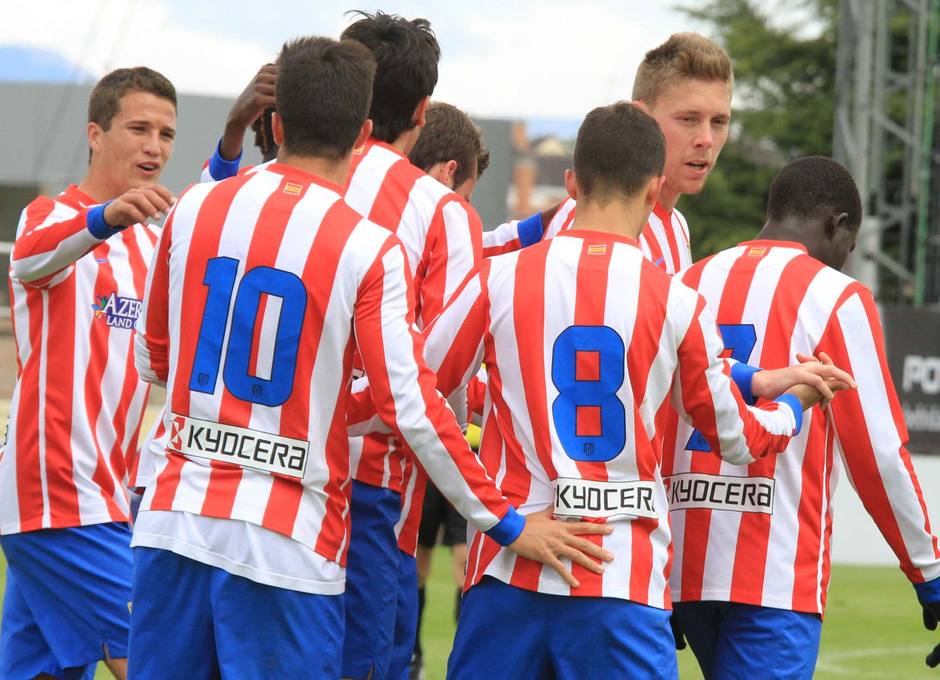 Los jugadores del Atlético B celebran uno de los goles ante el Alcalá