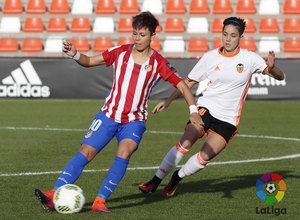 Amanda, que marcó el gol frente al Valencia, se marcha de una jugadora rival