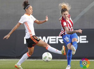 María León centra ante la oposición de una jugadora del Valencia