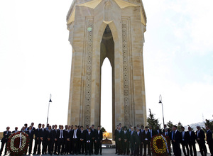 El equipo posa junto a la Tumba del Fuego Eterno en Bakú (Azerbaijan)