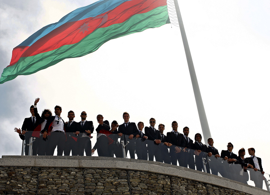 El equipo posa en la Plaza de la Bandera Nacional en Bakú (Azerbaijan)