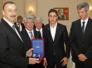 Enrique Cerezo y Miguel Ángel Gil entregaron unas réplicas de la UEFA Europa League y la Supercopa de Europa a Ilham Aliyev, presidente de Azerbaijan
