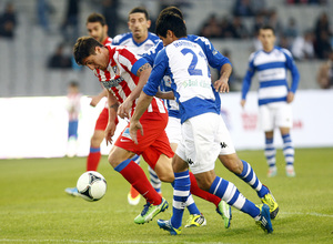 Cristian Rodríguez disputa un balón contra el All Star Azerbaijan en Bakú