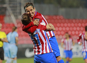 Laura Fernández agradece a Sonia la asistencia en el cuarto gol rojiblanco al Levante