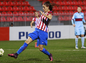Laura Fernández remata a puerta en el que fue su gol, el cuarto del equipo ante el Levante