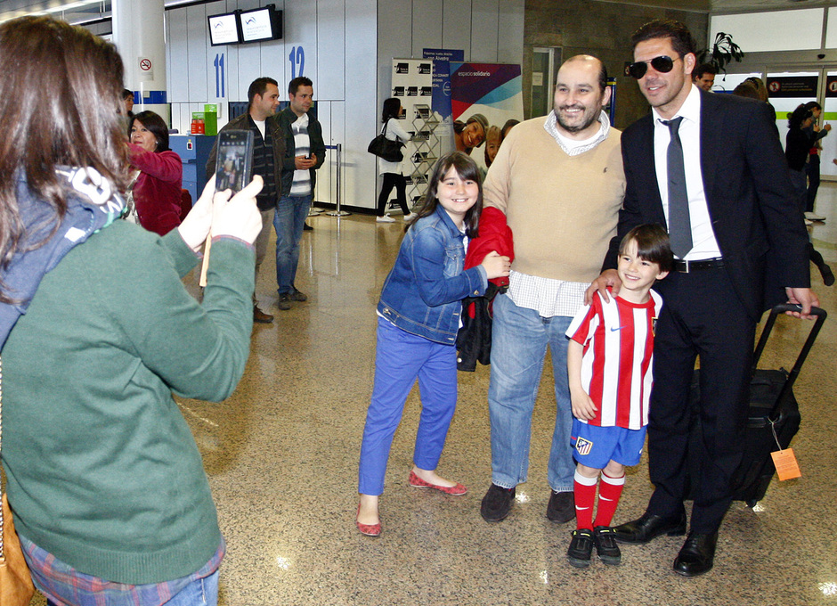 Simeone posa con una familia de aficionados en La Coruña