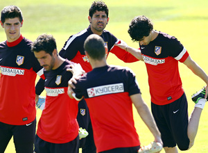 Tiago y Diego Costa realizan estiramientos con sus compañeros en la Ciudad Deportiva