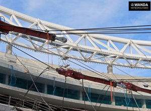 Izado del doble anillo de tracción de la cubierta del Wanda Metropolitano