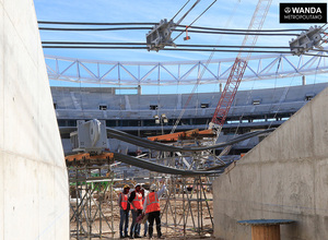 Izado del doble anillo de tracción de la cubierta del Wanda Metropolitano