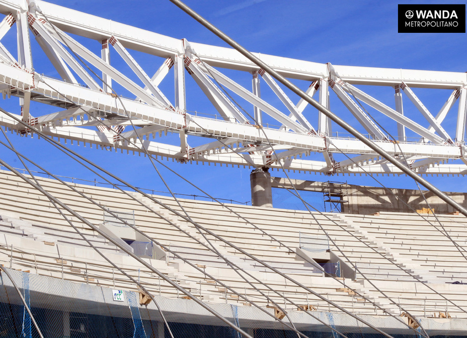 Izado del doble anillo de tracción de la cubierta del Wanda Metropolitano 